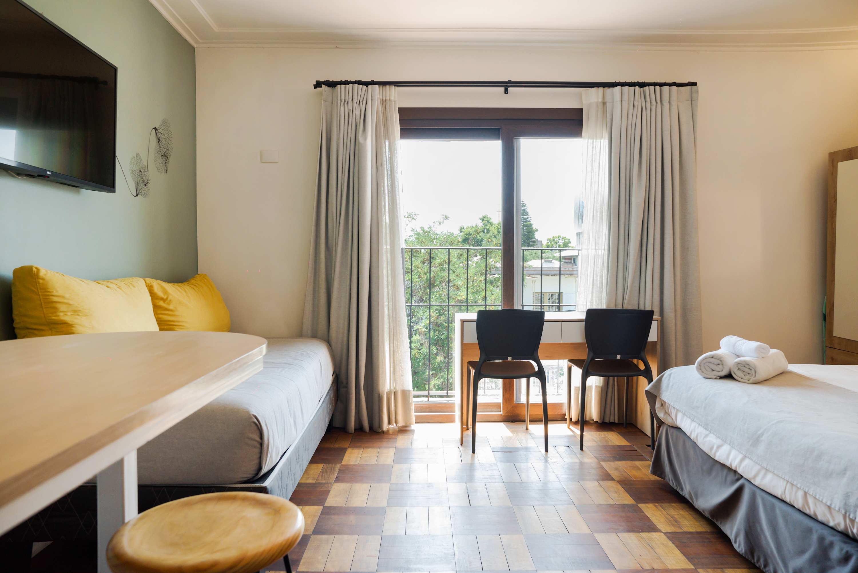 Cozy studio with a balcony view, perfect for relaxation and work. Enjoy the comfort of a well-lit space with modern amenities.