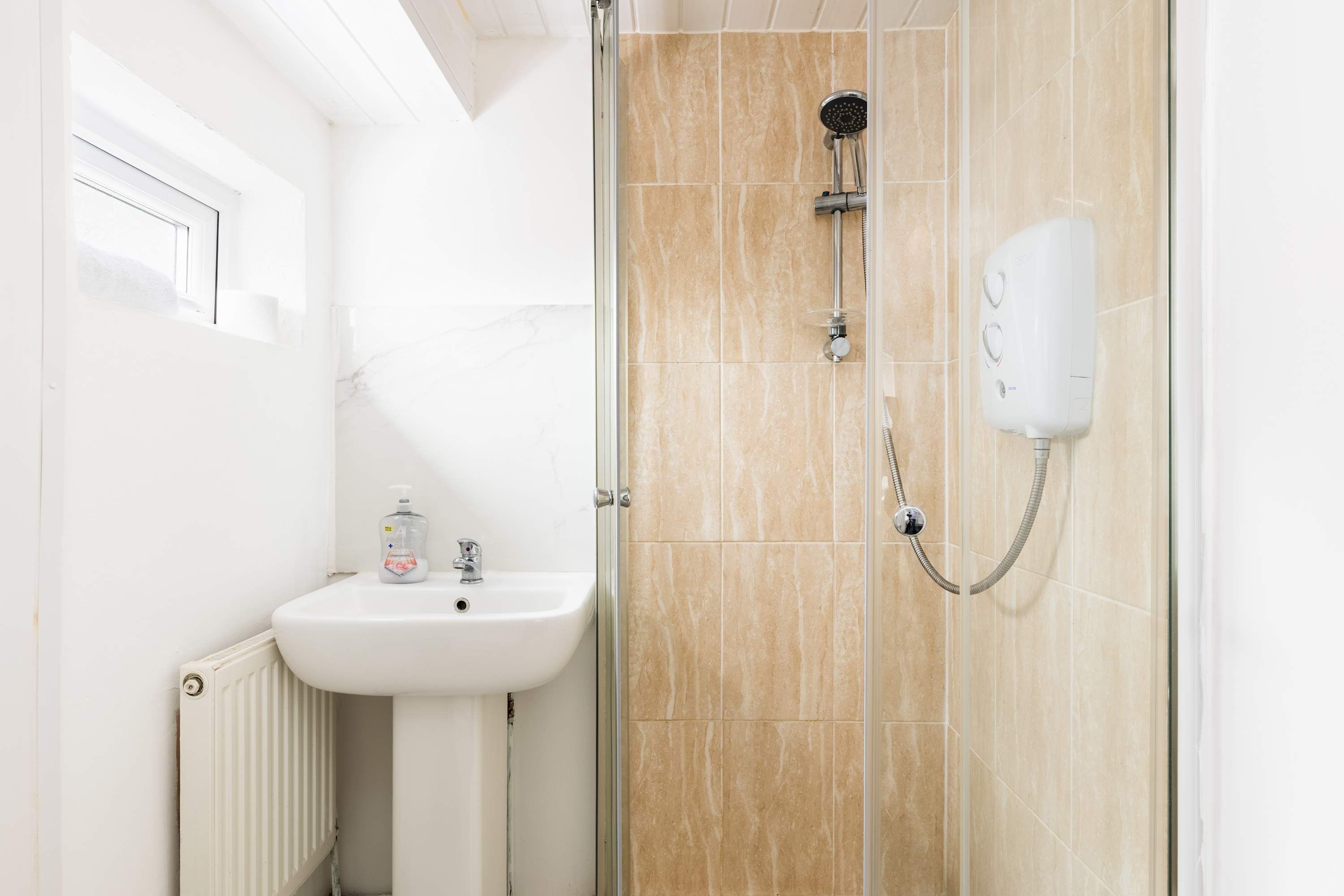 View 4 Bed Coventry Home • Near Uni Hospital • Parking in 28 Manfield Avenue CV2 2HN 4 Bed Coventry Home • Near Uni Hospital • Parking in 28 Manfield Avenue CV2 2HN - Property image 19 - VivreStays