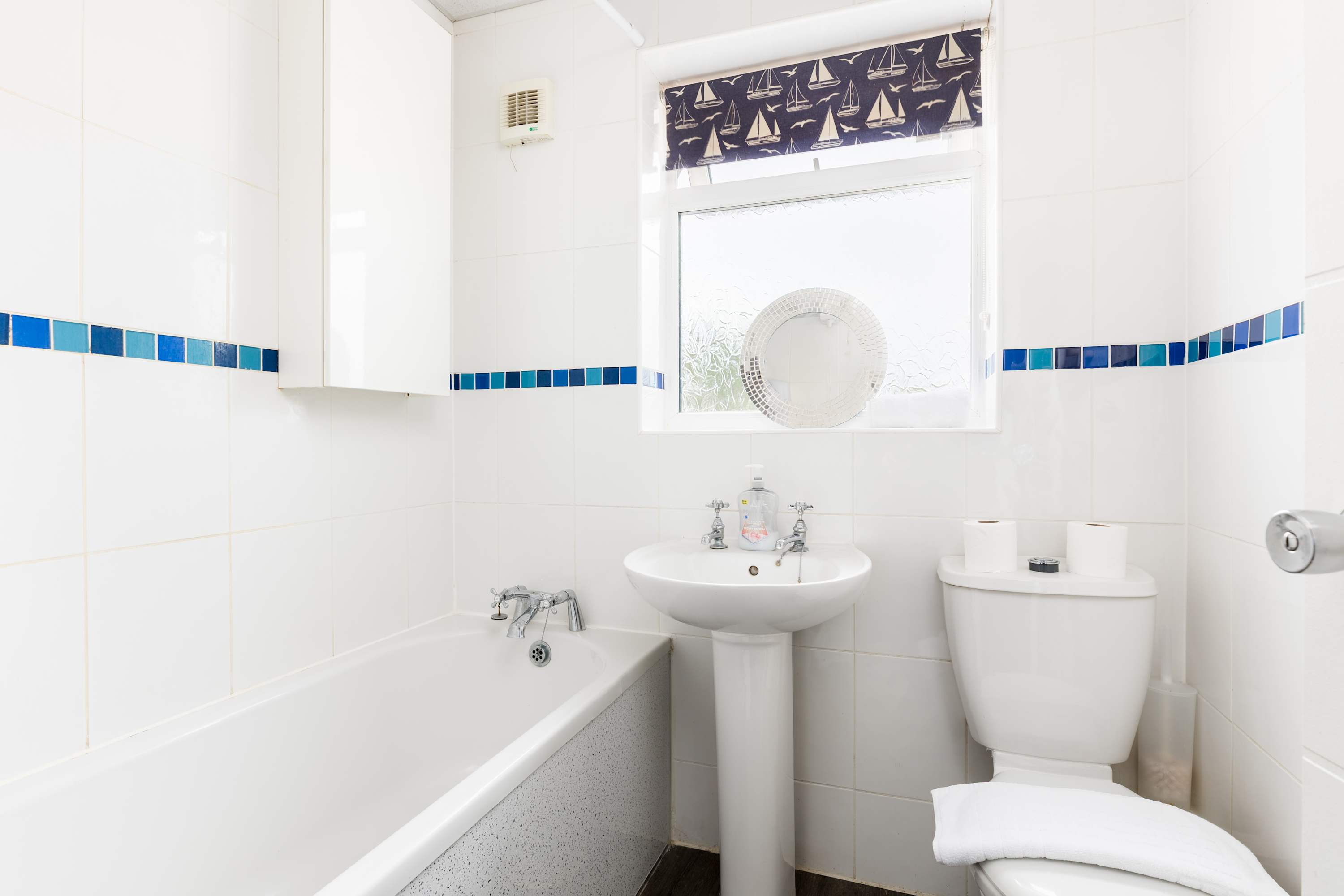 View 4 Bed Coventry Home • Near Uni Hospital • Parking in 28 Manfield Avenue CV2 2HN 4 Bed Coventry Home • Near Uni Hospital • Parking in 28 Manfield Avenue CV2 2HN - Property image 20 - VivreStays