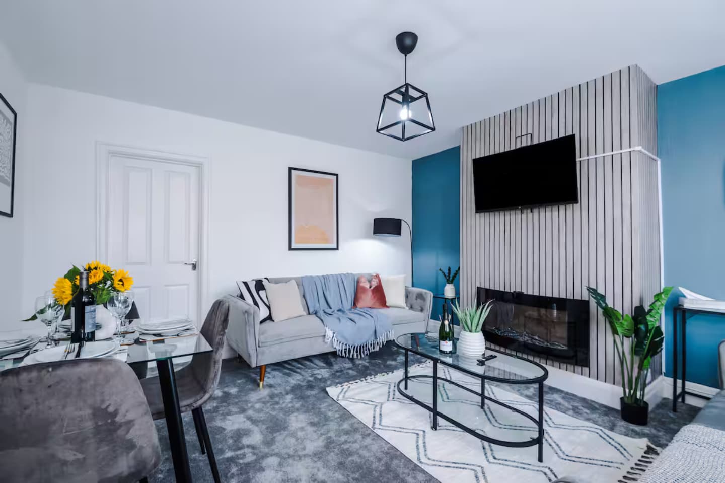 8min to Metrolink 10min to Etihad & Coop Live 3-Bedroom House with...