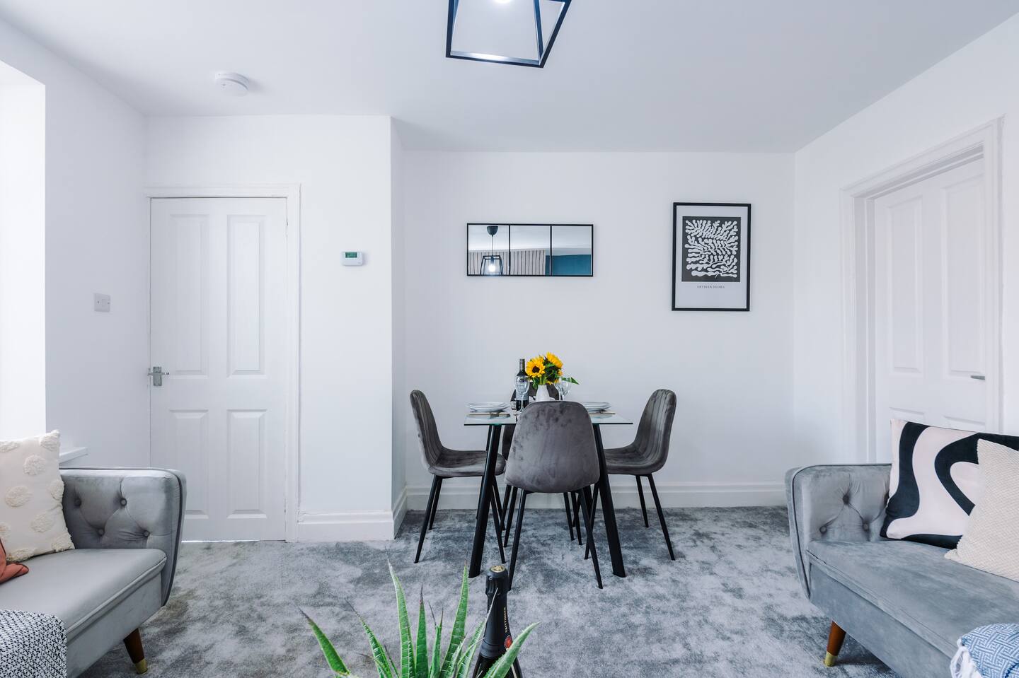 8min to Metrolink 10min to Etihad & Coop Live 3-Bedroom House with...