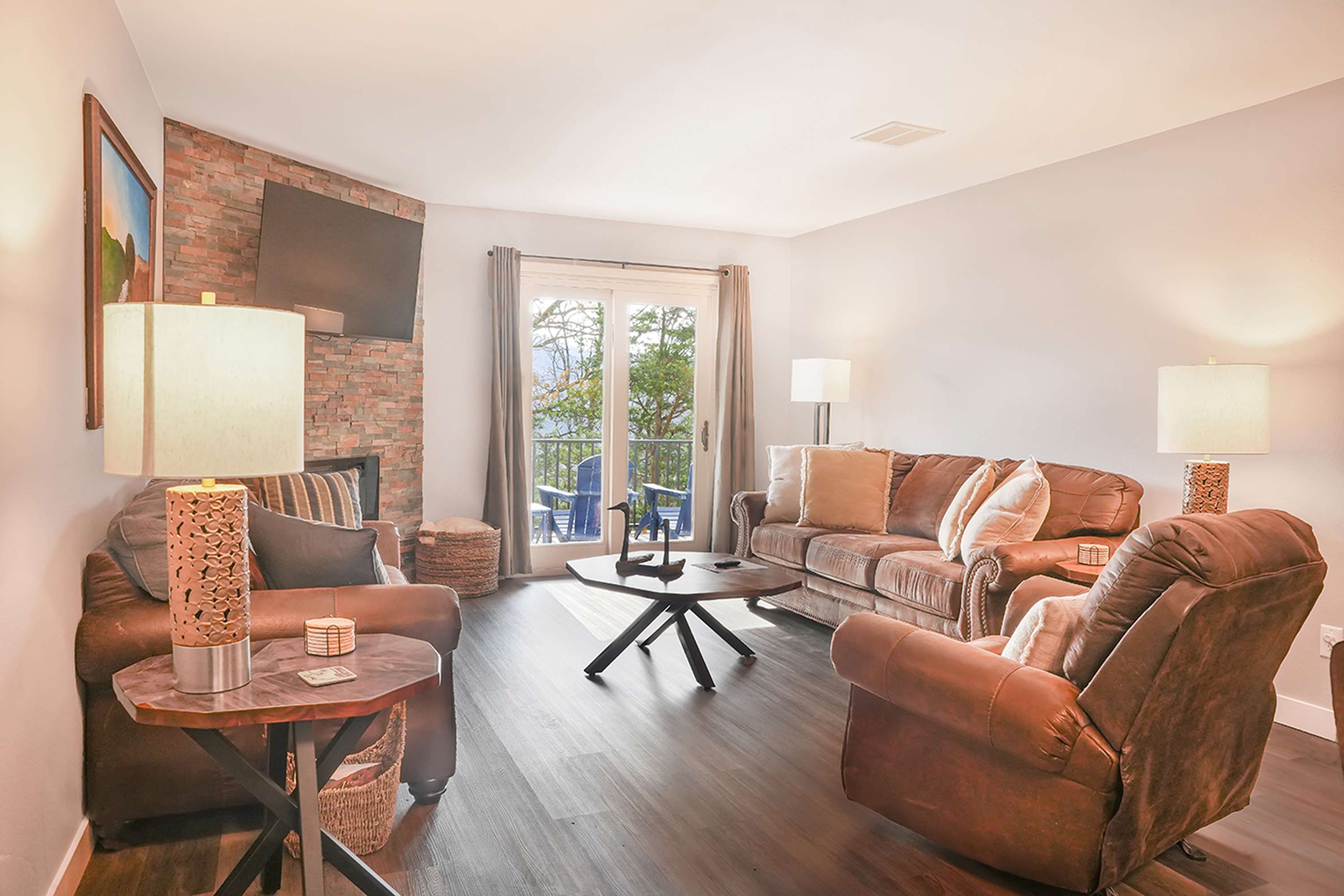 Ozark Lakeside Loft, Scenic View & Modern Comfort