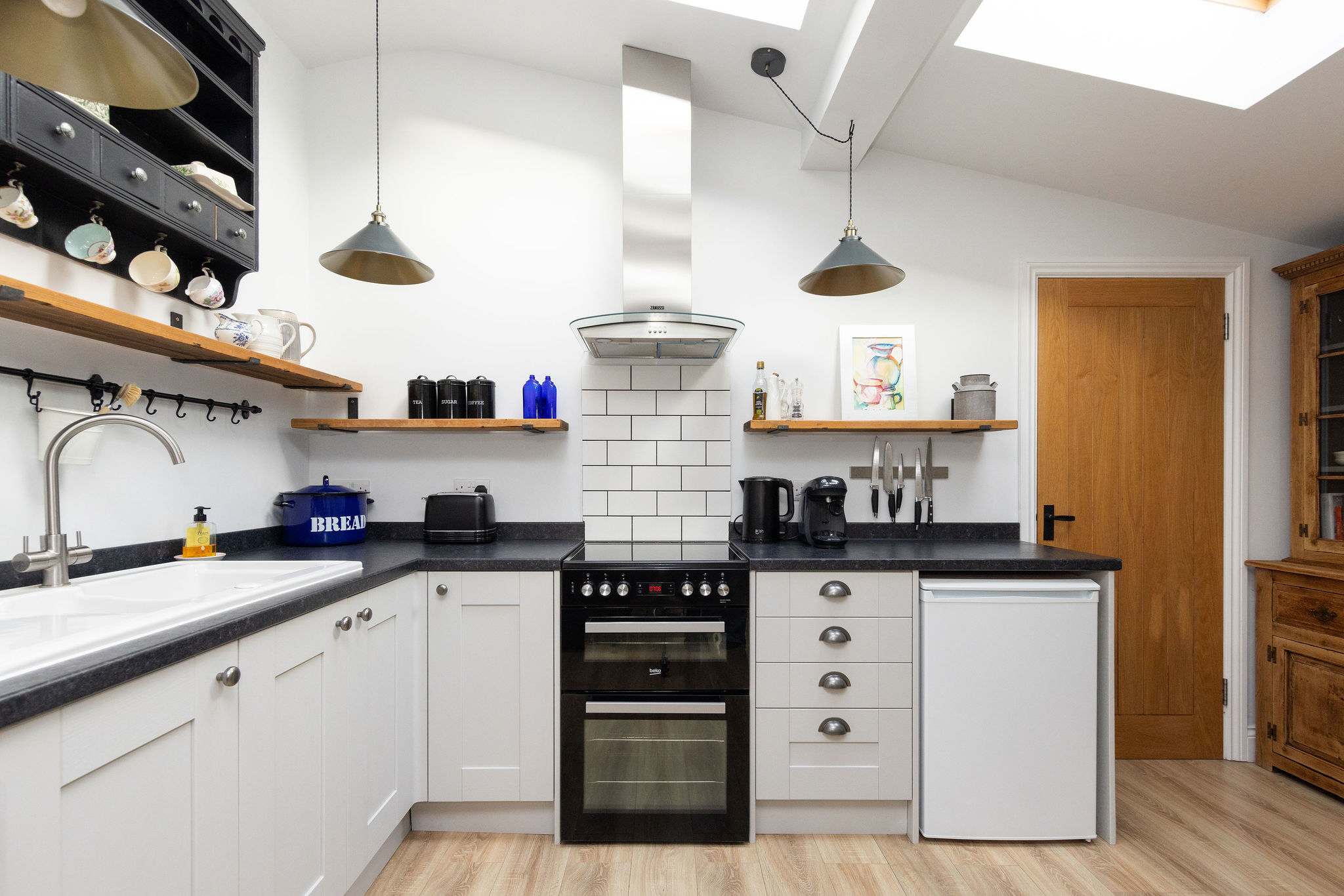 Fully equipped country-style kitchen and coffee machine!