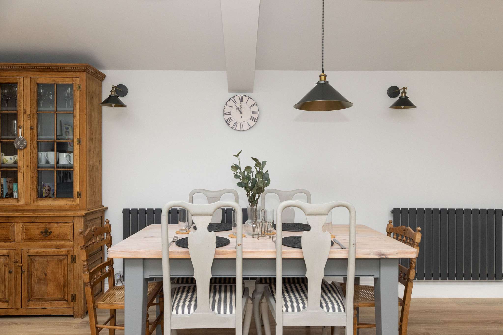 Dining table for relaxed group meals