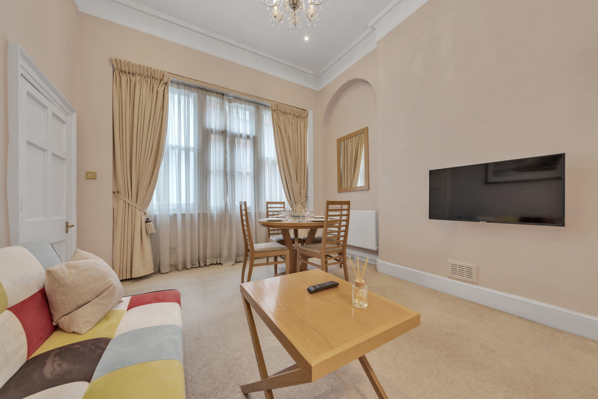 Stylish Mayfair One-Bedroom Retreat in Hertford Street W1J 7SS - Property image 2 - VivreStays