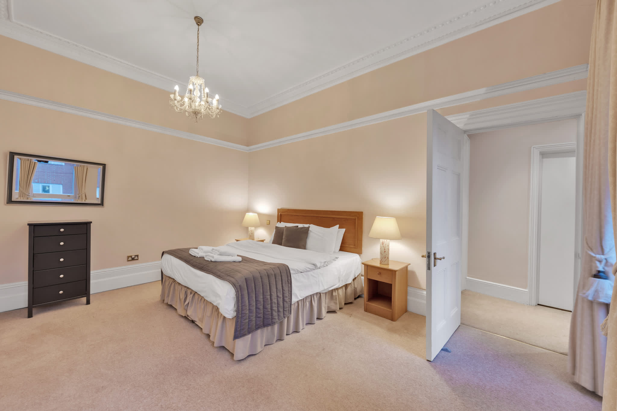 Spacious Luxury One-Bedroom Mayfair Apartment serviced apartment - London - VivreStays