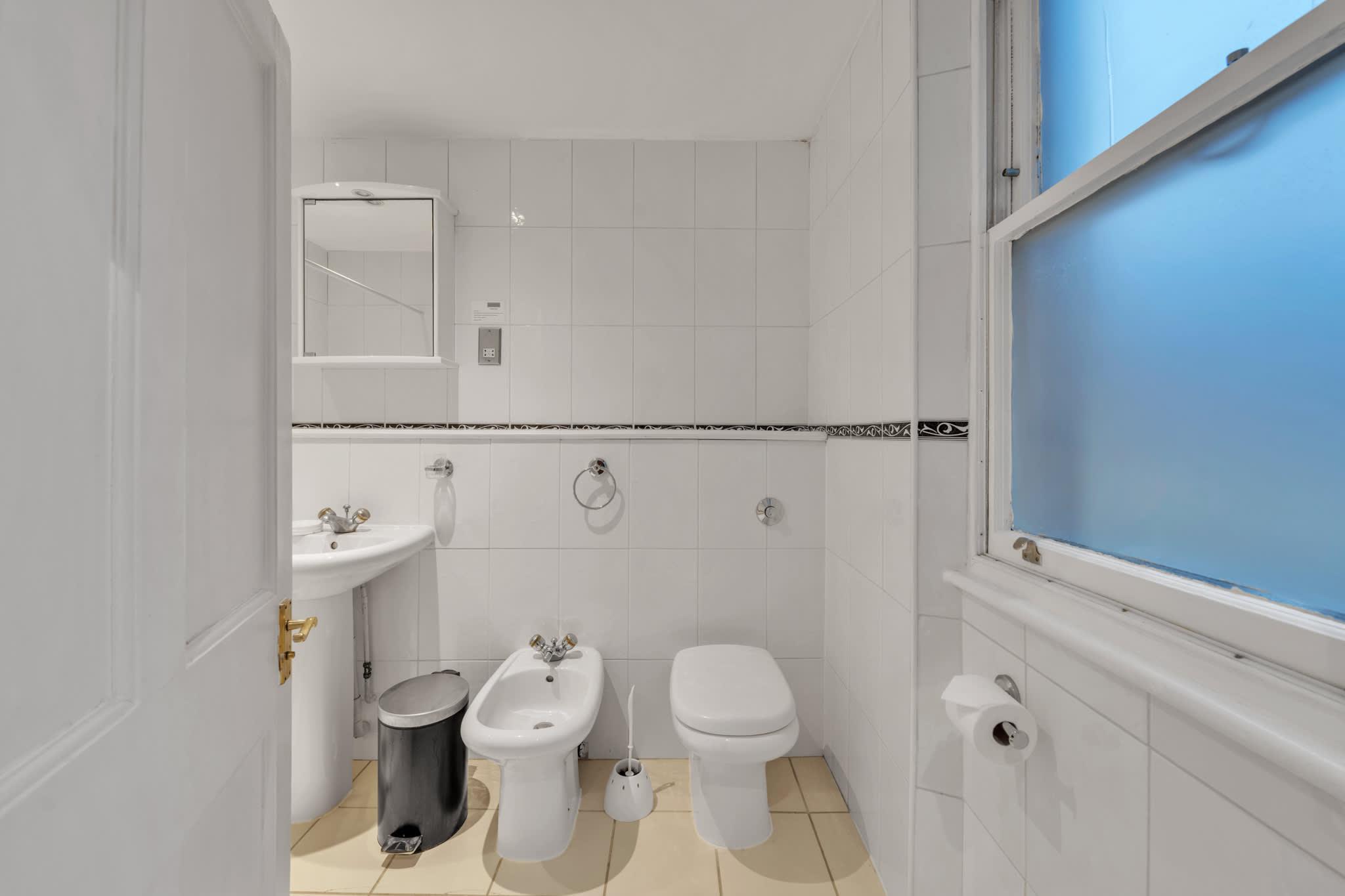 View Spacious Luxury One-Bedroom Mayfair Apartment in Hertford Street W1J 7SS Spacious Luxury One-Bedroom Mayfair Apartment in Hertford Street W1J 7SS - Property image 3 - VivreStays