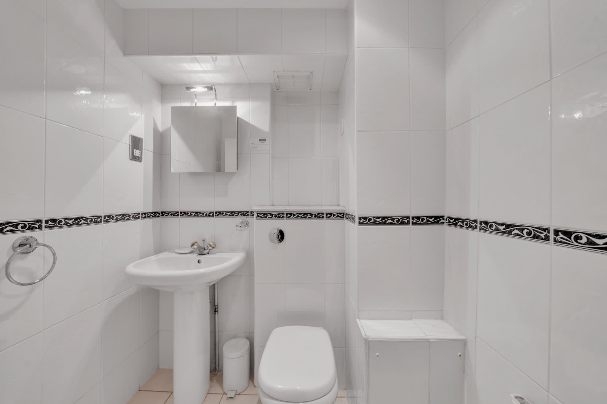 View Spacious Luxury One-Bedroom Mayfair Apartment in Hertford Street W1J 7SS Spacious Luxury One-Bedroom Mayfair Apartment in Hertford Street W1J 7SS - Property image 10 - VivreStays