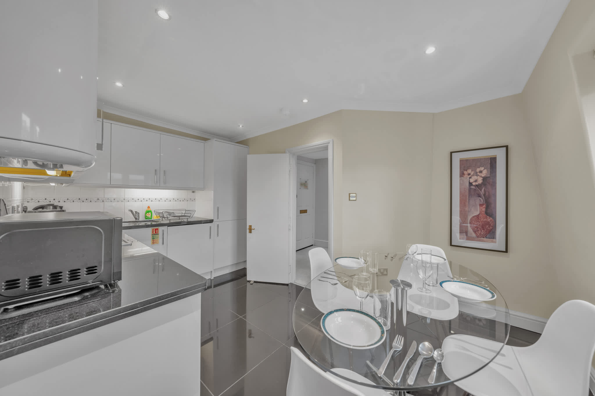 Elegant Two-Bedroom Mayfair Residence in Hertford Street W1J 7SS - Property image 8 - VivreStays