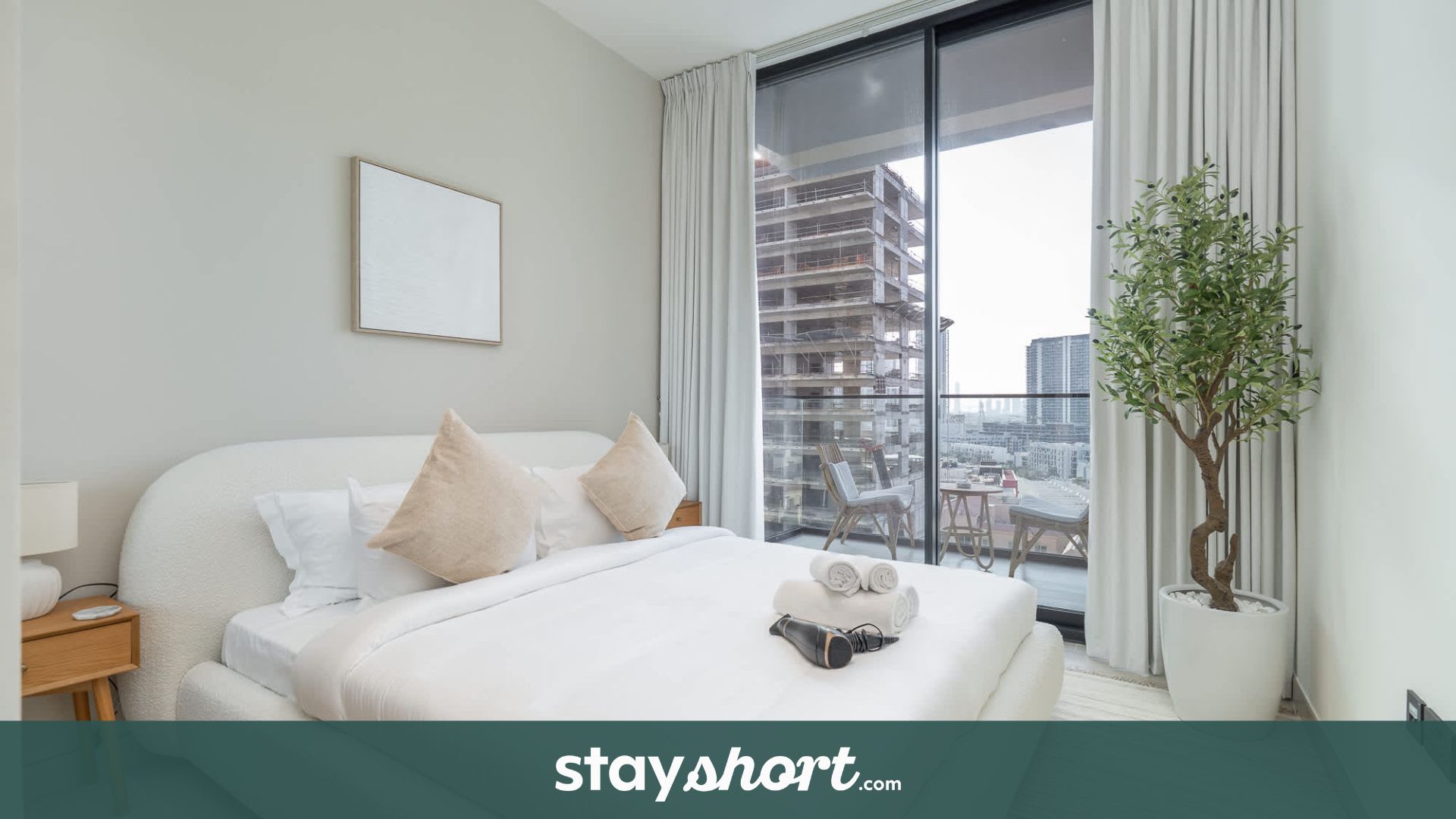 Free housekeeping visits during your stay - StayShort - Contemporary 1BR Home at Binghatti Amber — JVC, دبي — vacation rental