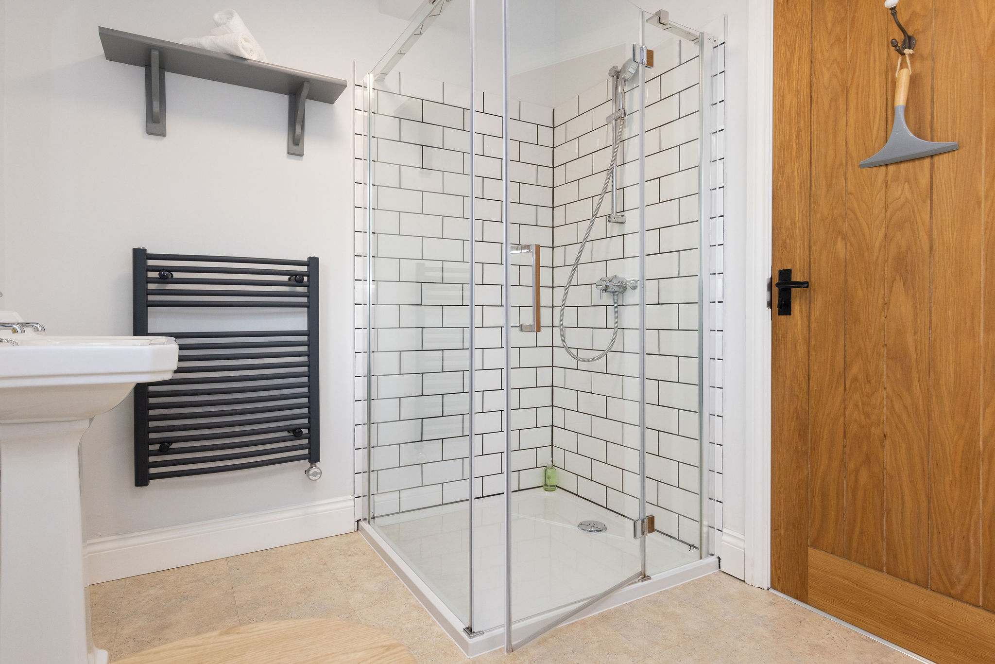Walk-in shower with glass screen