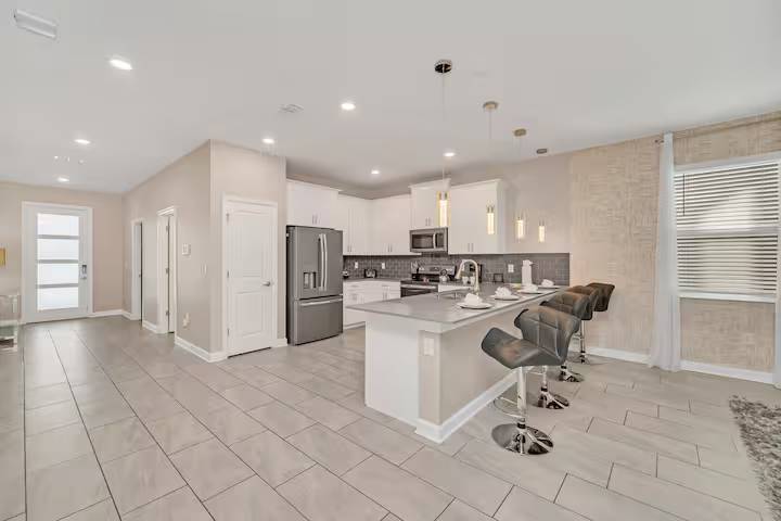 Large 7BR getaway near Disney w/ pool