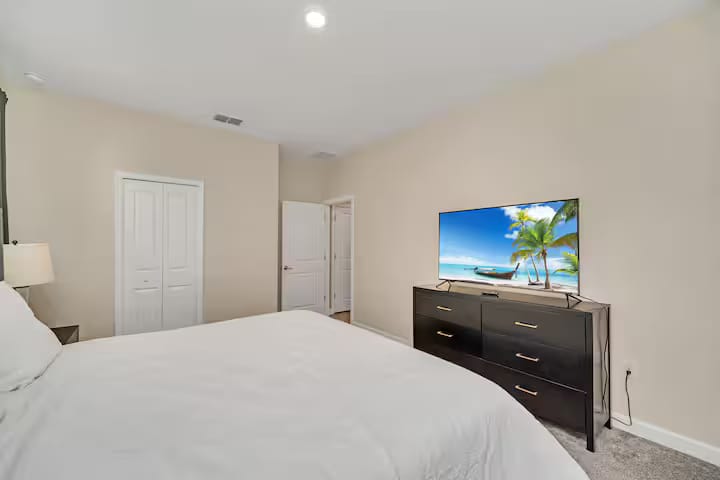 Large 7BR getaway near Disney w/ pool