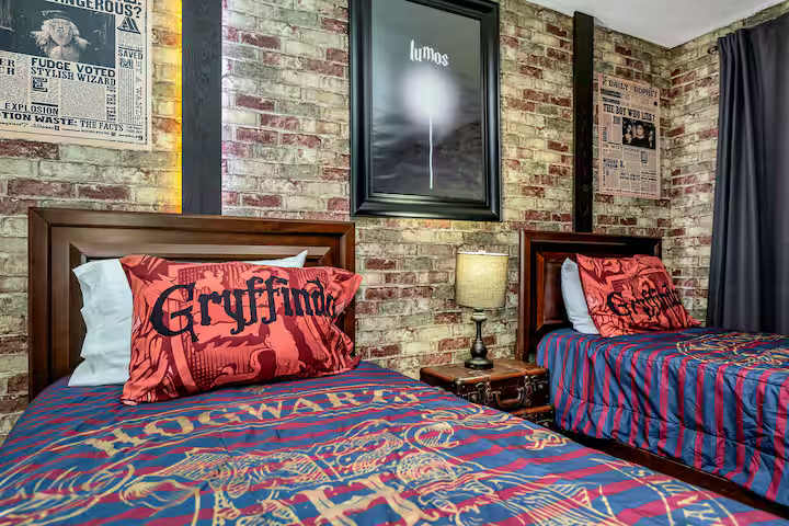 Large 7BR getaway near Disney w/ pool