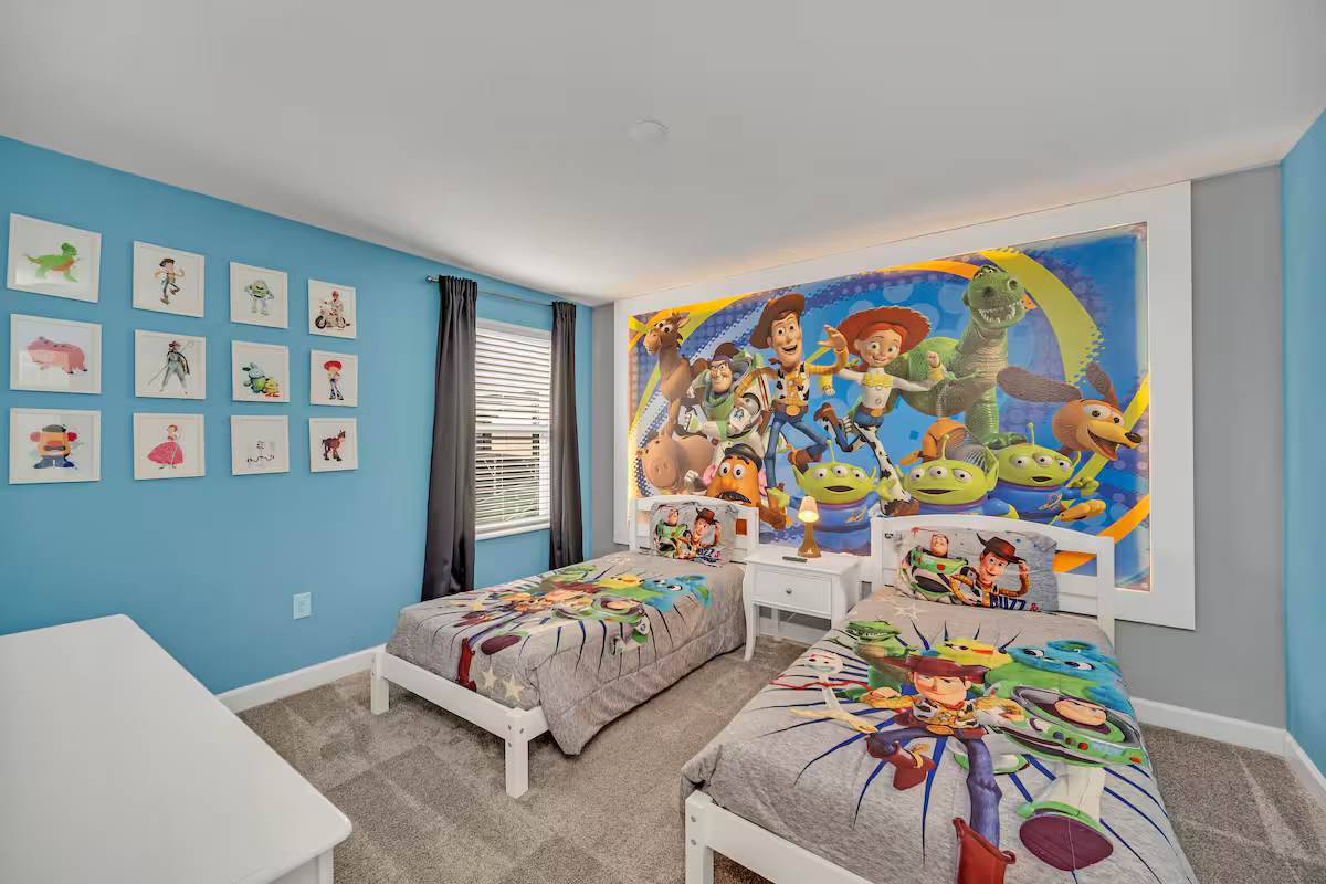 Large 7BR getaway near Disney w/ pool