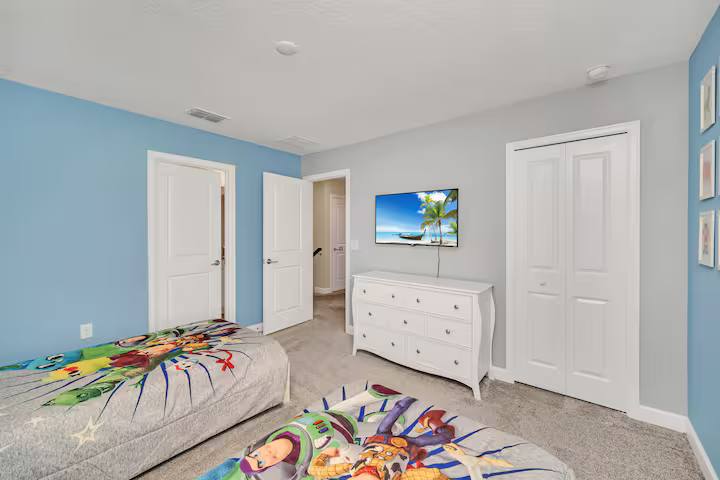 Large 7BR getaway near Disney w/ pool