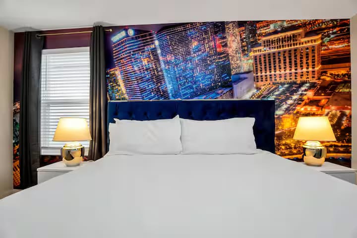 Large 7BR getaway near Disney w/ pool