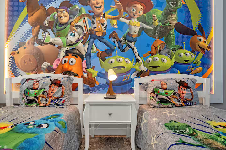 Large 7BR getaway near Disney w/ pool