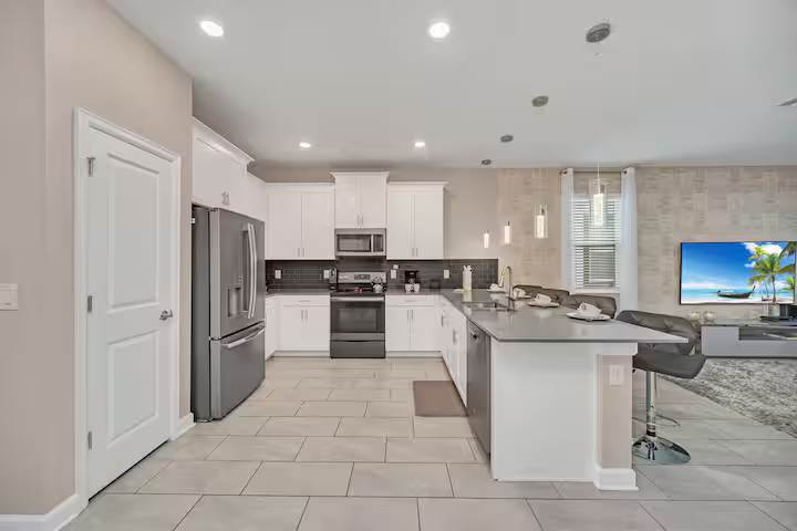 Large 7BR getaway near Disney w/ pool