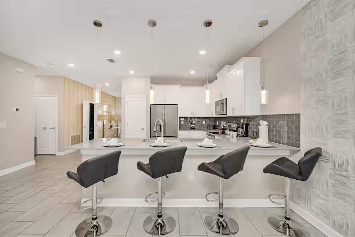 Large 7BR getaway near Disney w/ pool