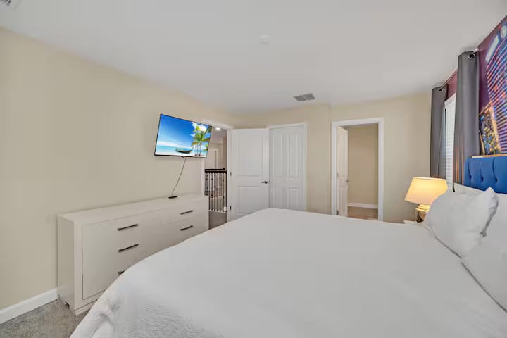 Large 7BR getaway near Disney w/ pool