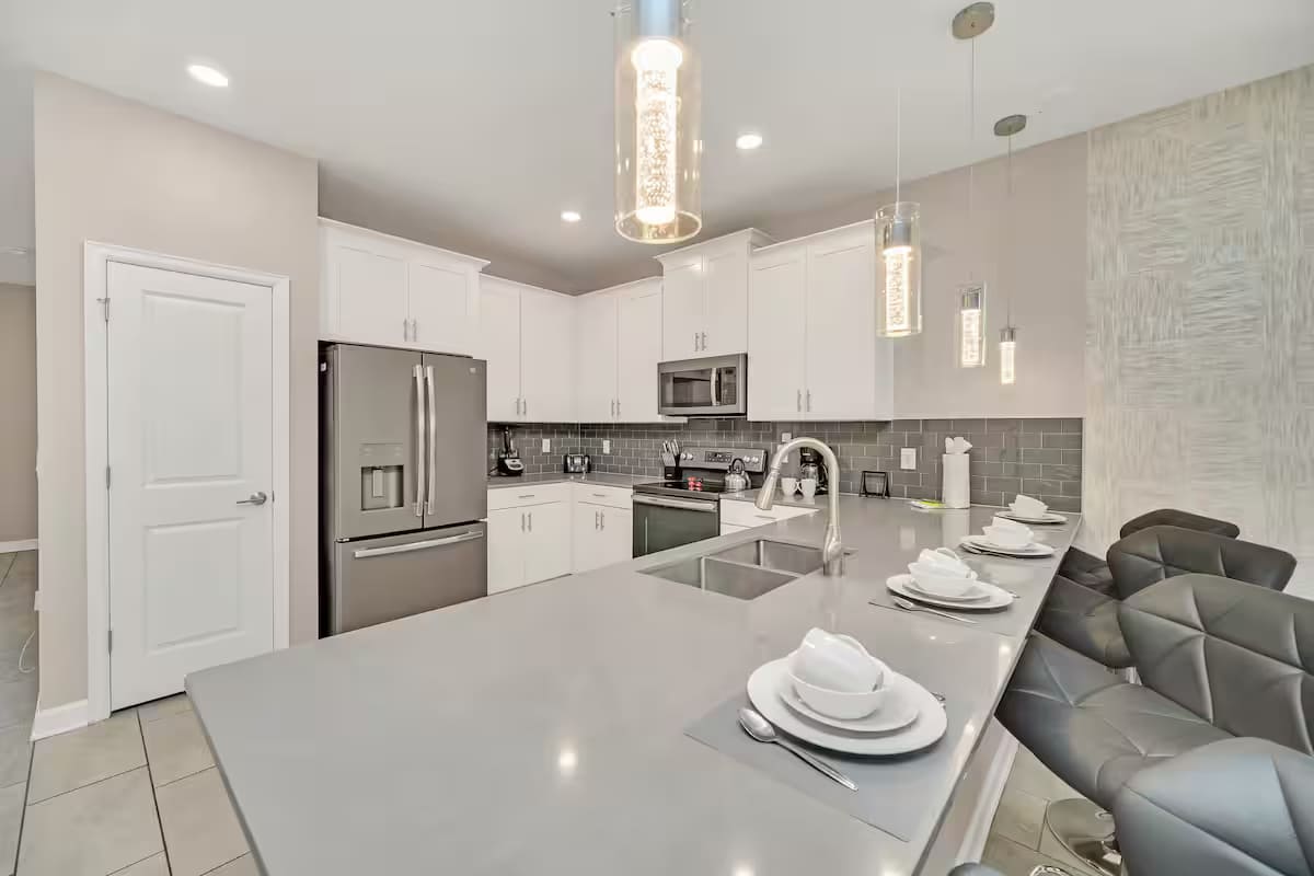 Large 7BR getaway near Disney w/ pool