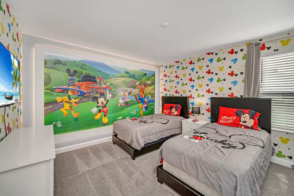 Large 7BR getaway near Disney w/ pool