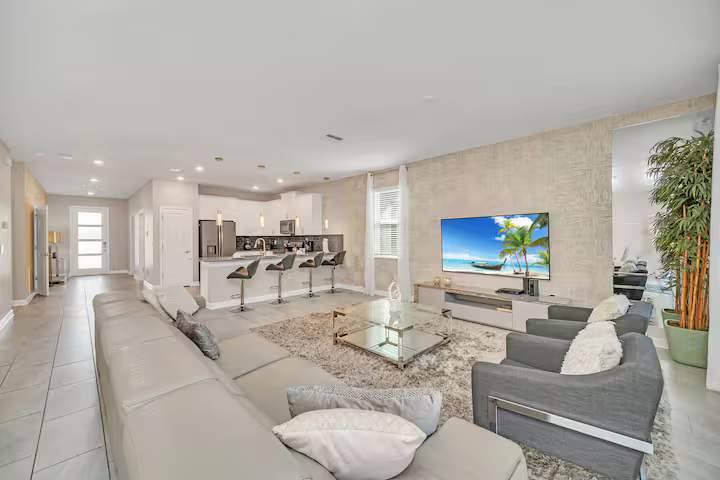 Large 7BR getaway near Disney w/ pool