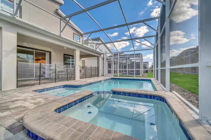 Large 7BR getaway near Disney w/ pool