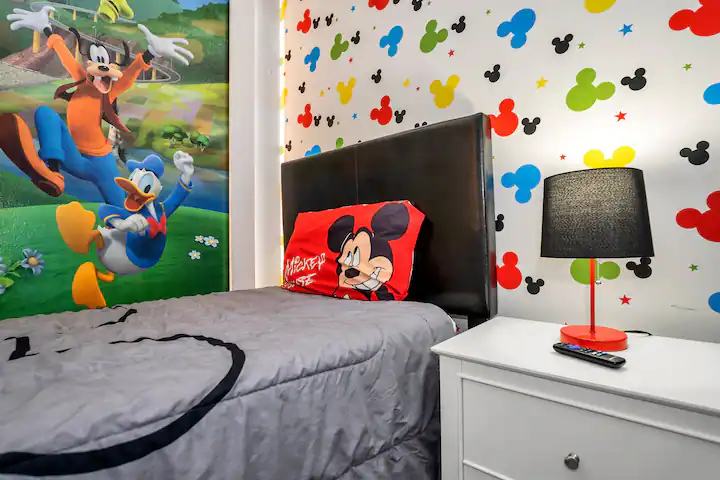 Large 7BR getaway near Disney w/ pool