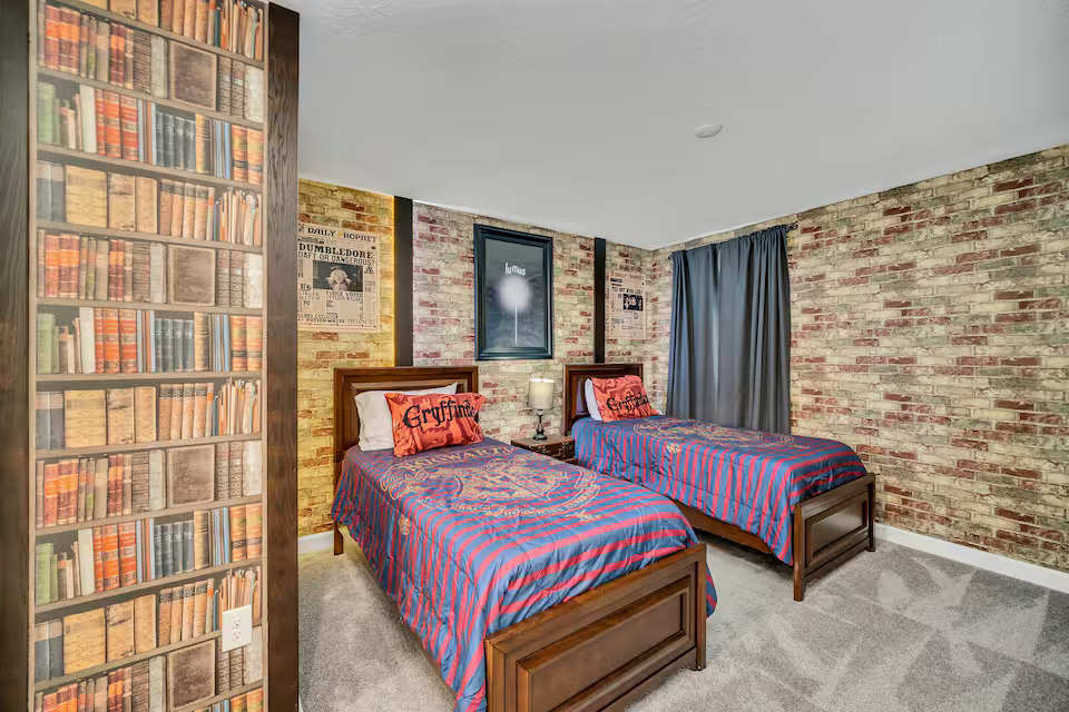 Large 7BR getaway near Disney w/ pool