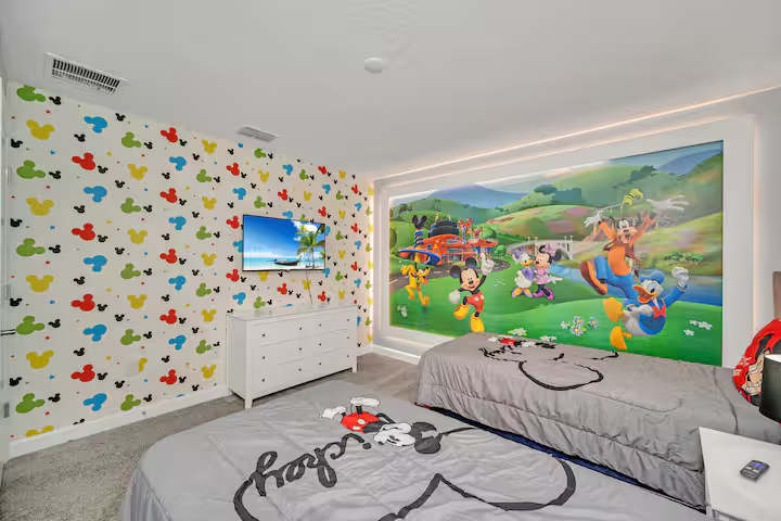 Large 7BR getaway near Disney w/ pool