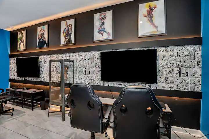 Large 7BR getaway near Disney w/ pool