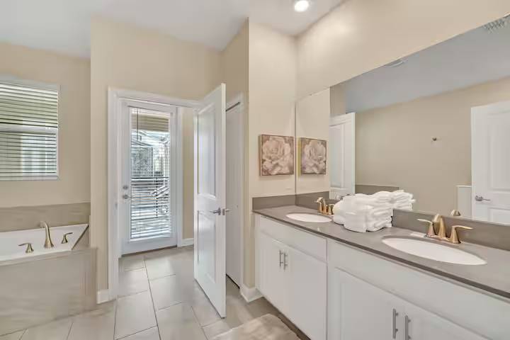 Large 7BR getaway near Disney w/ pool