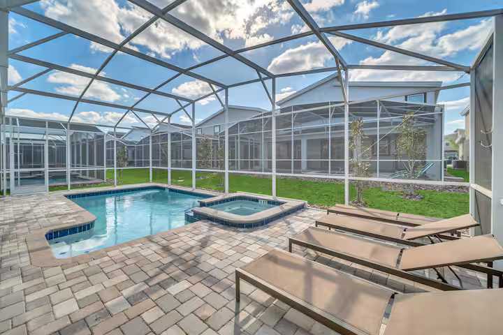 Large 7BR getaway near Disney w/ pool
