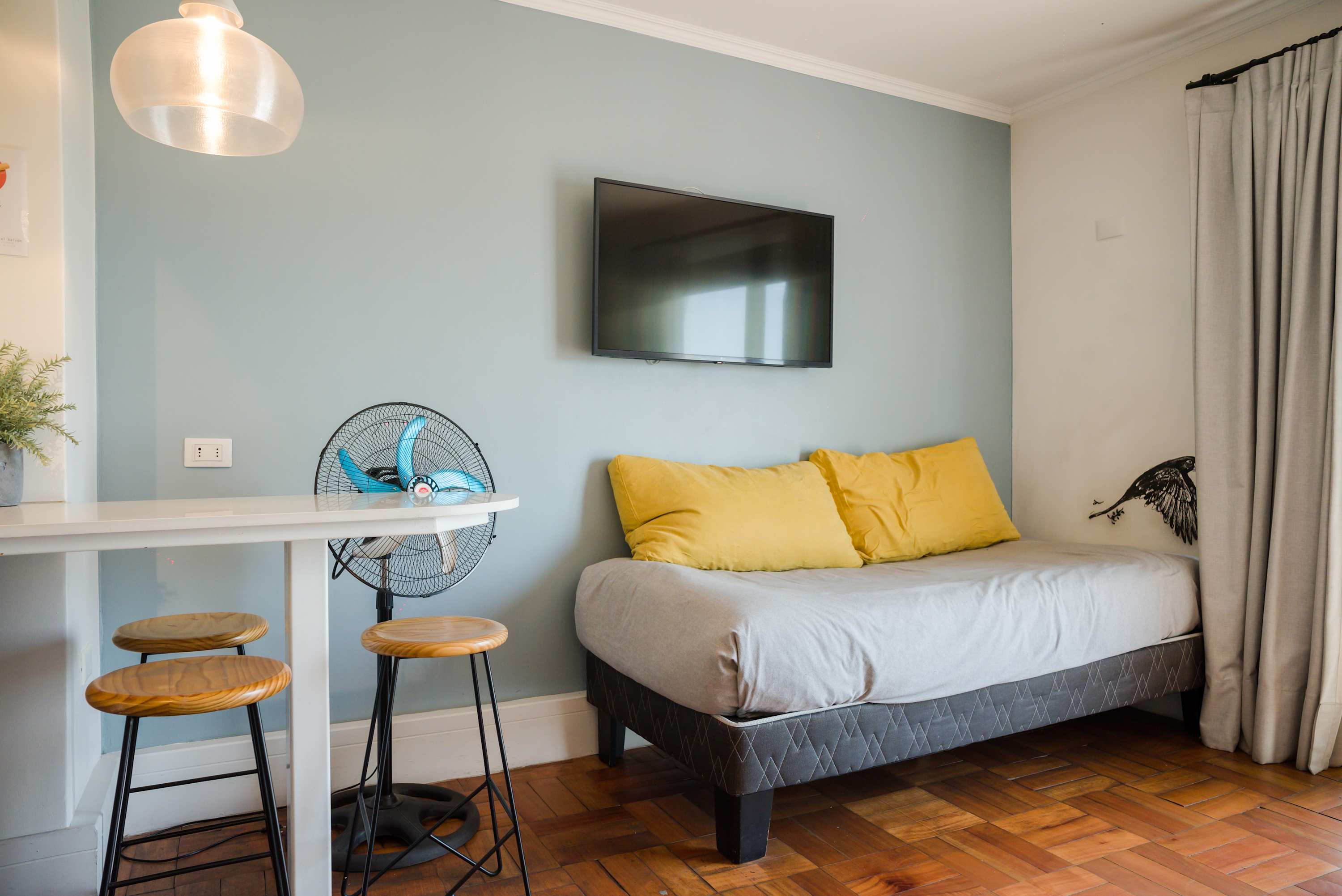 Relax in this cozy studio with a comfy daybed, stylish decor, and a convenient dining area.