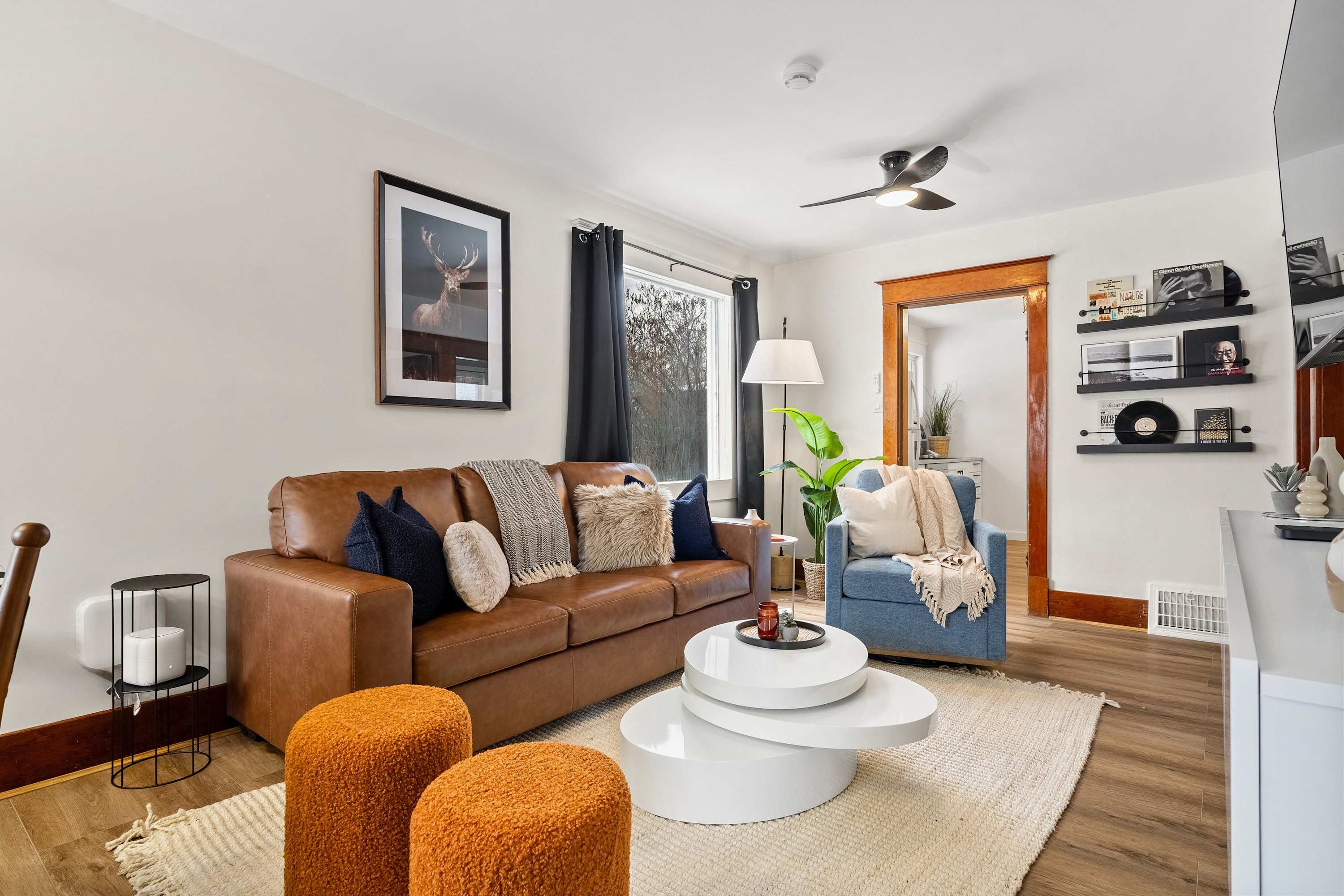 Fossil Flats 3BR Designer Home in Centre of Town! β Drumheller, Alberta β vacation rental