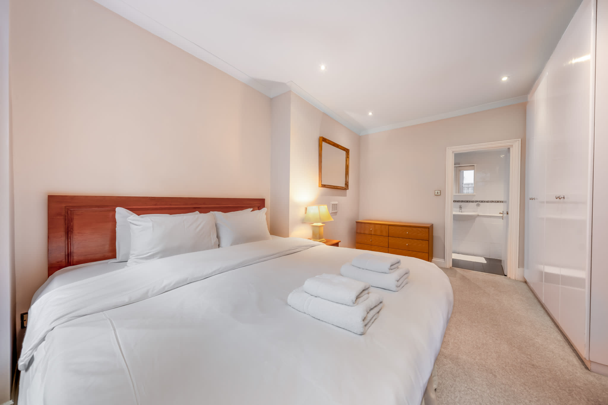Standard Classic One-Bedroom with Patio serviced apartment - UK - VivreStays