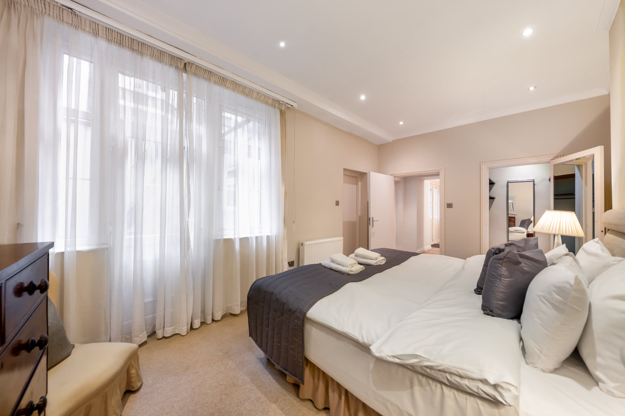 View Standard One-Bedroom w/ Private Patio in Hertford Street W1J 7SS Standard One-Bedroom w/ Private Patio in Hertford Street W1J 7SS - Property image 5 - VivreStays