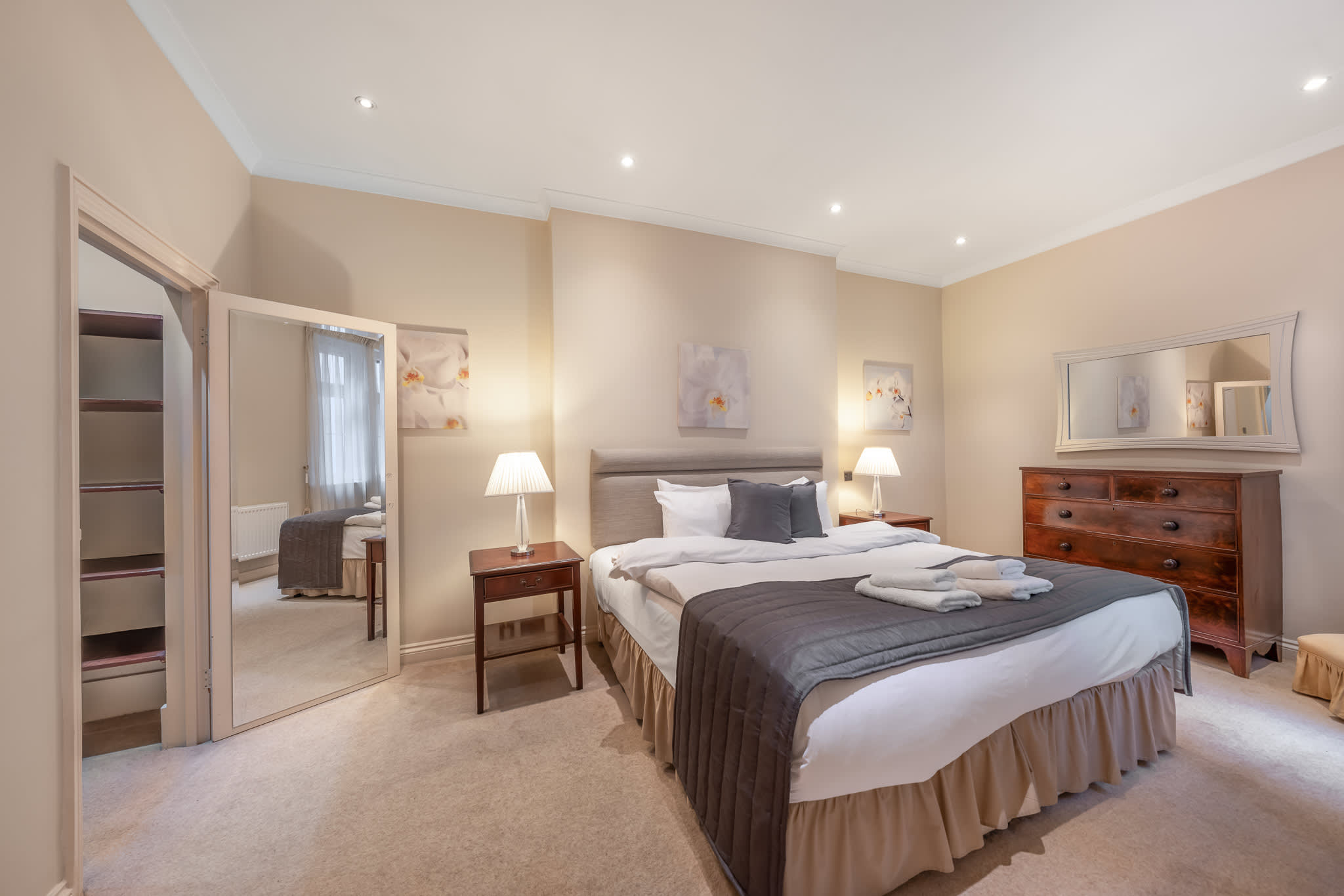 Standard One-Bedroom w/ Private Patio serviced apartment - London - VivreStays