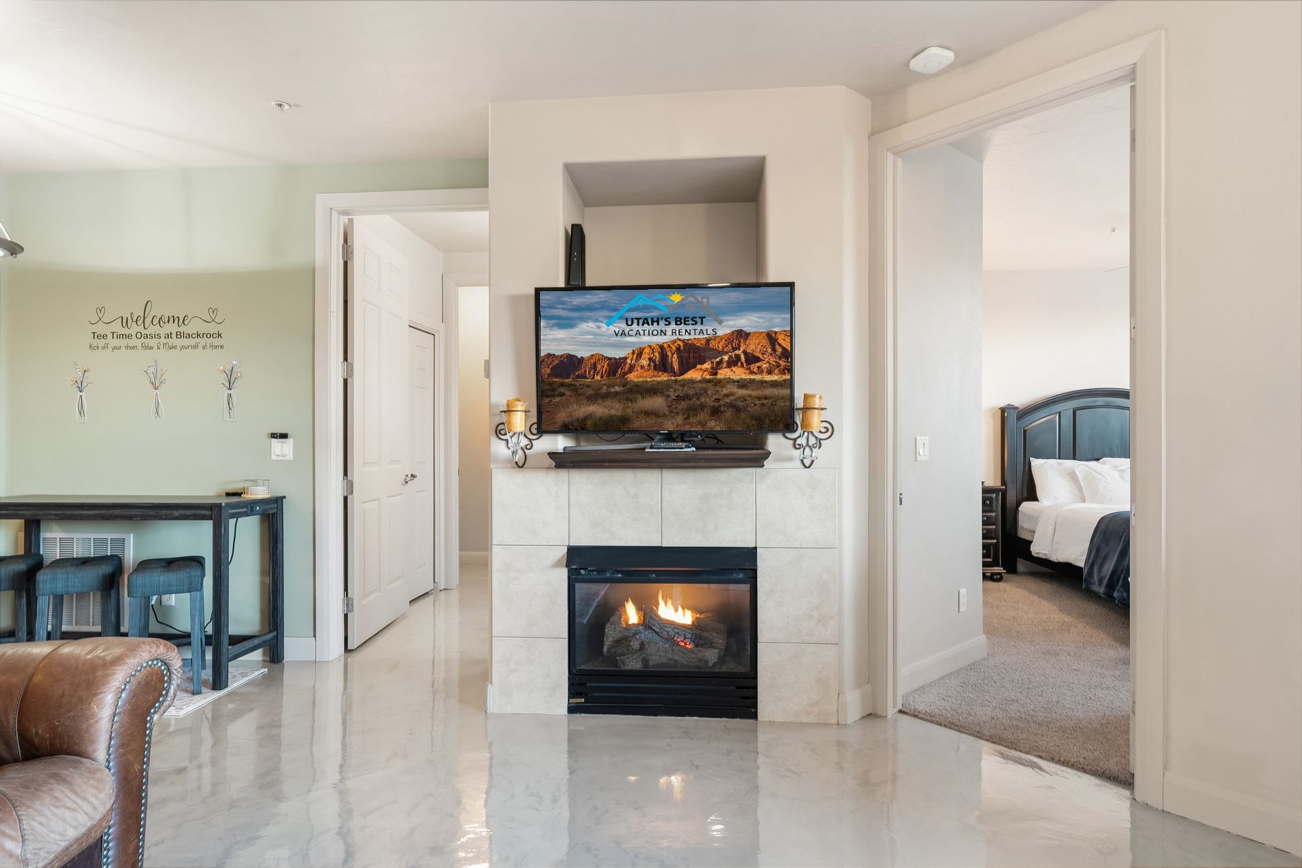 Big TV, cozy fireplace, space to chill – what's not to love?