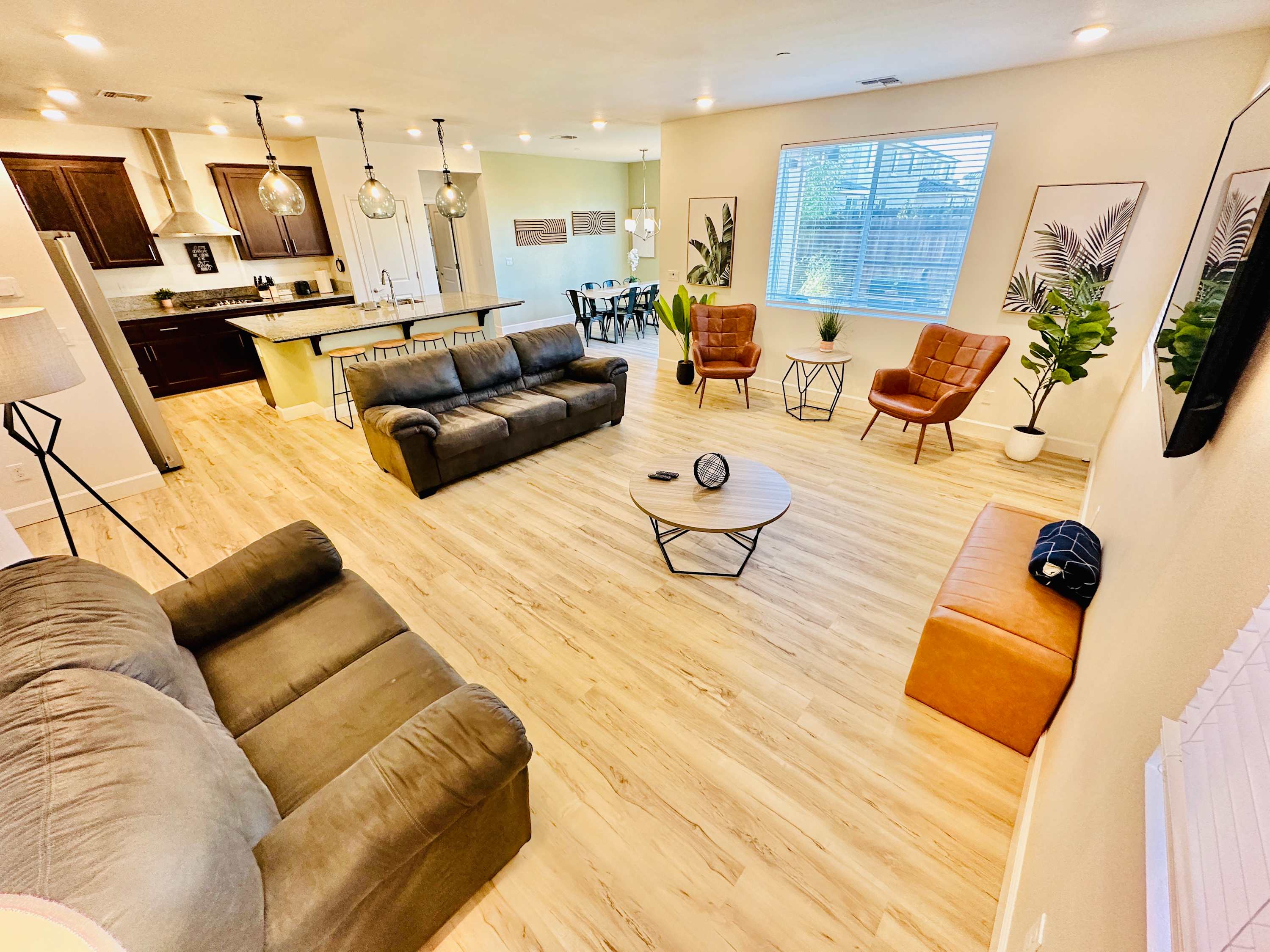 11 Beds/ Sleeps 16 /8 TVs /2 Kitchens — Woodbridge, CA — vacation rental