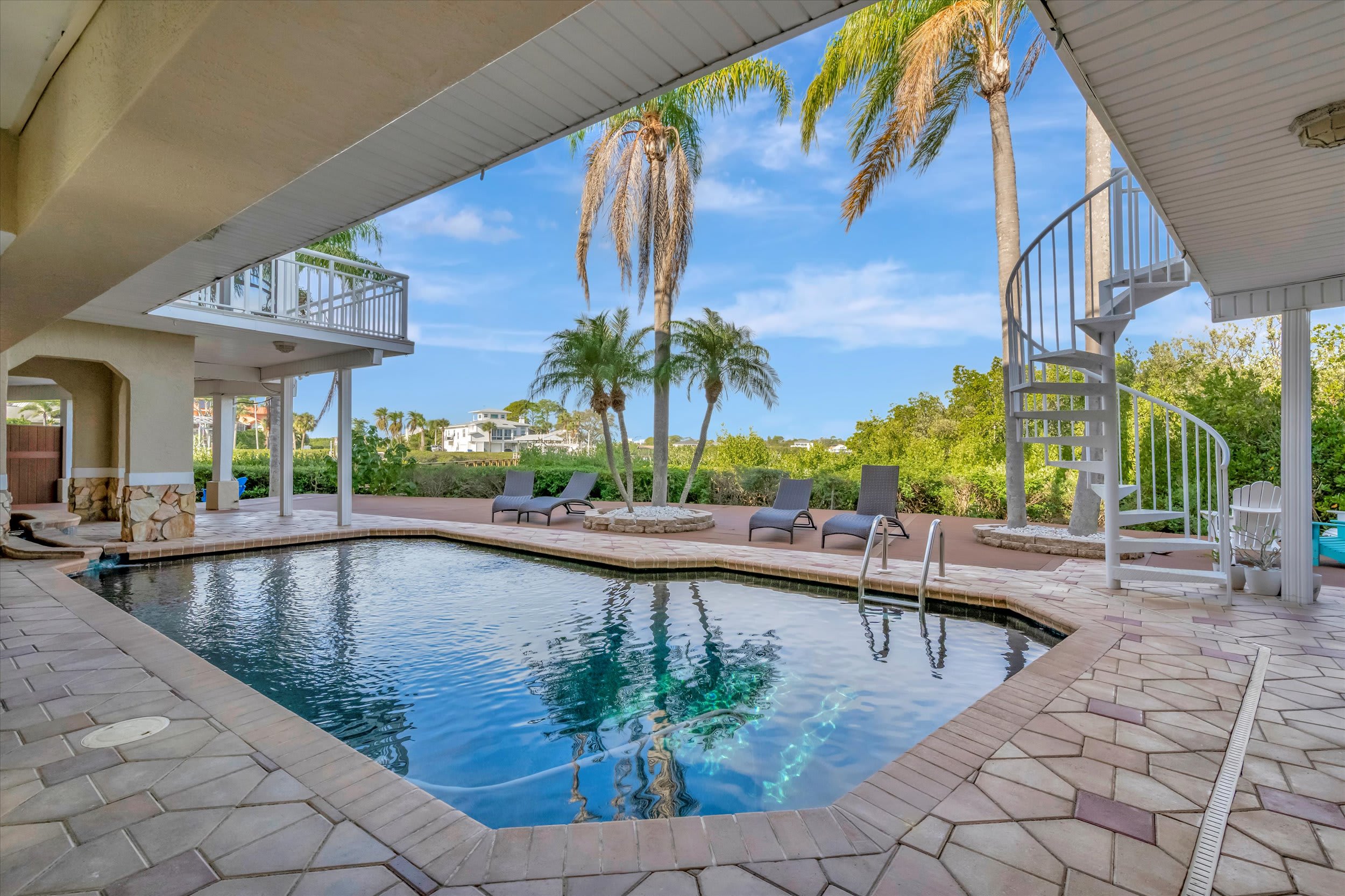 Palm Harbor Waterfront Sleeps 16, Hot Tub & Pool! — Palm Harbor, FL — vacation rental