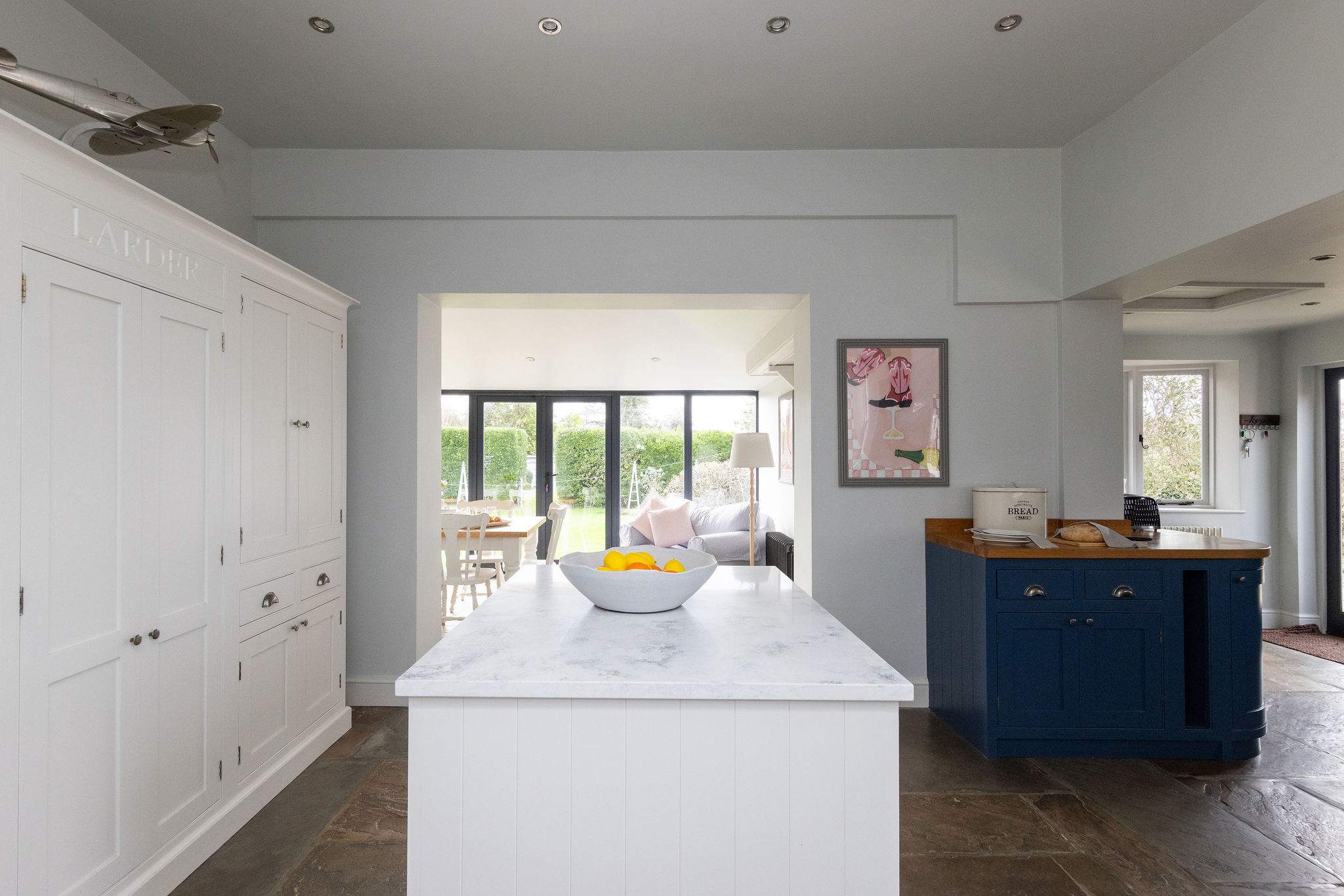 Central island ideal for breakfasts and drinks