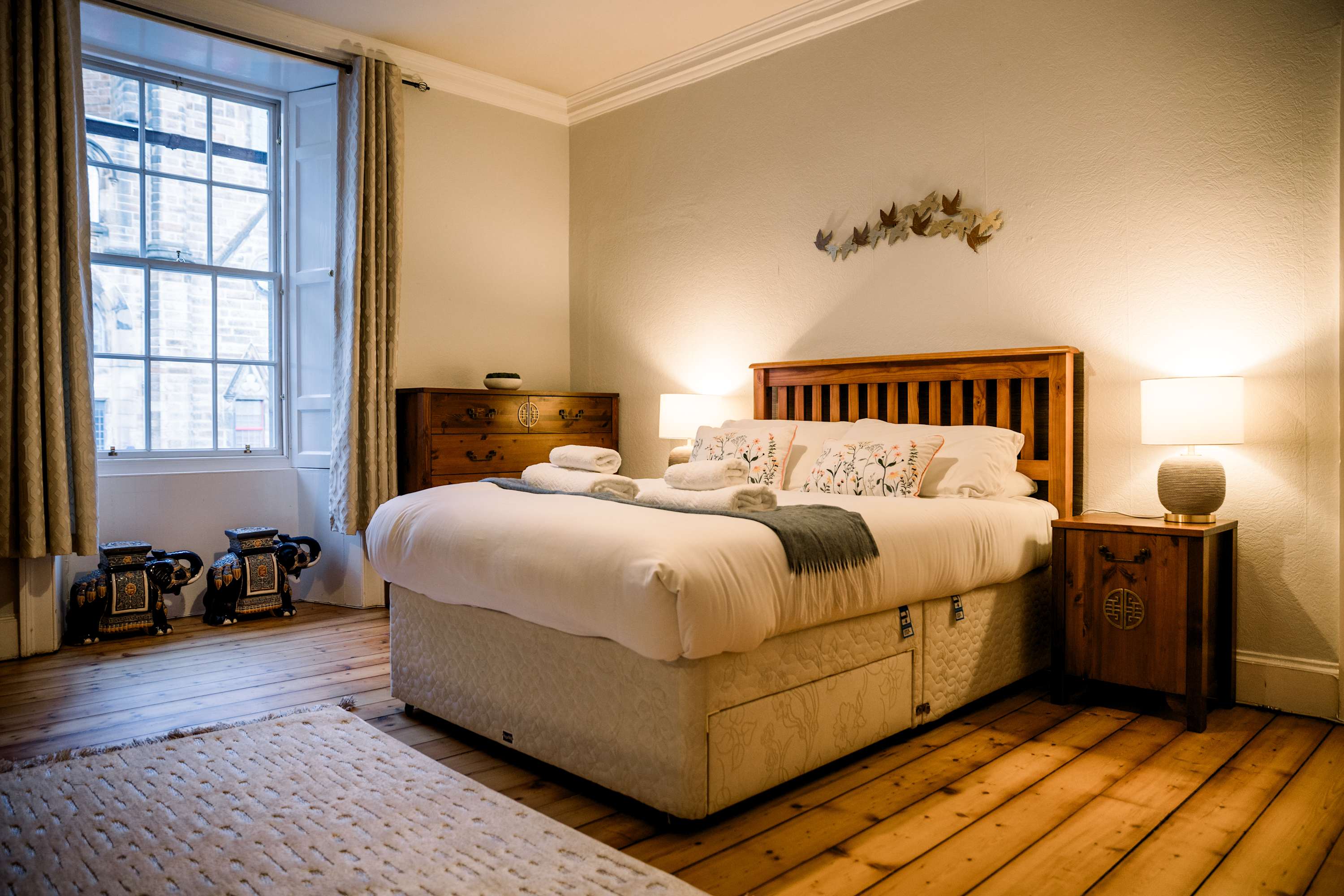 3 Bed Traditional Apartment on Picturesque Victoria St — Edinburgh, Scotland — vacation rental