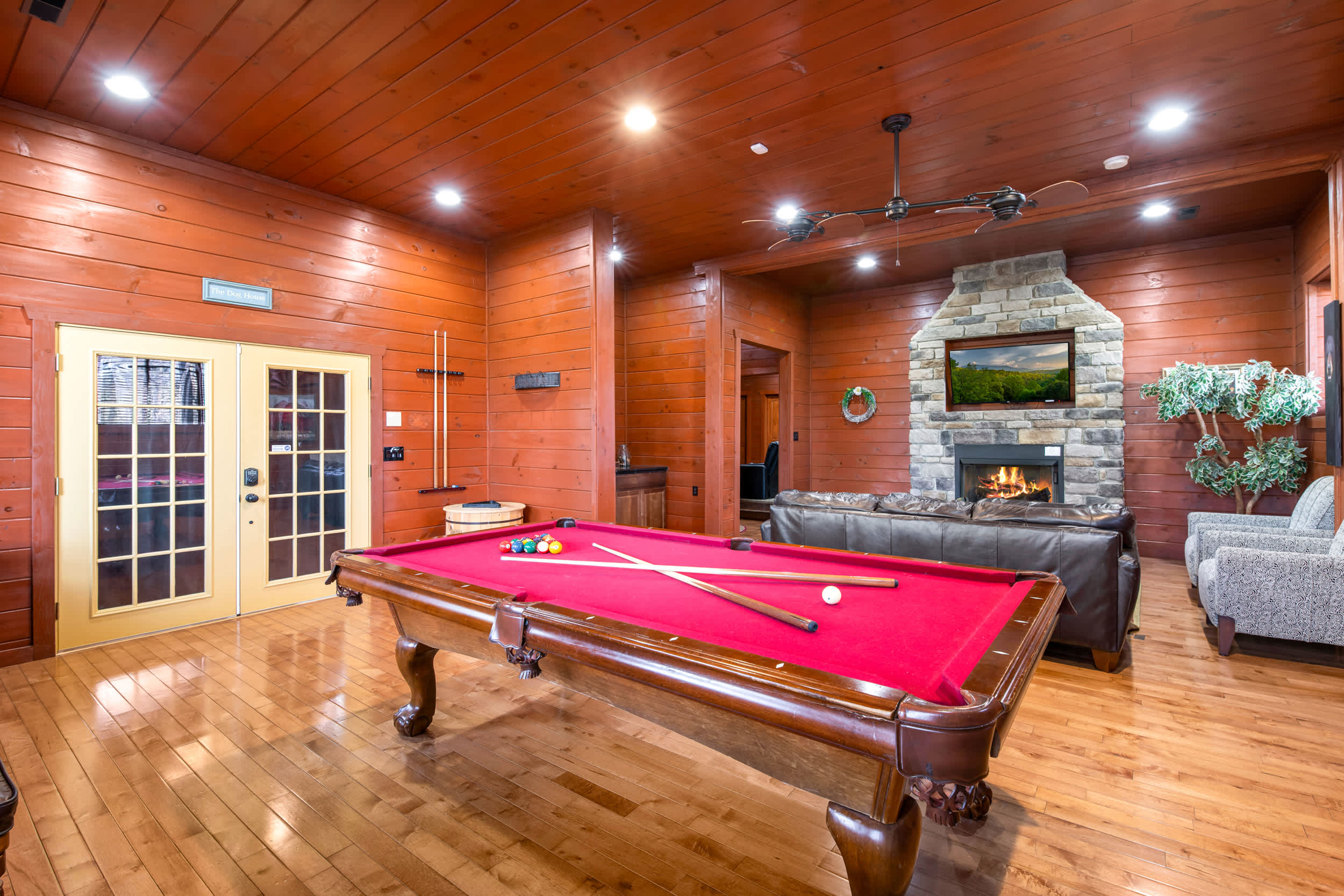 4BR & Game Loft w Hot Tub & Theater, Sleeps 12! 3
