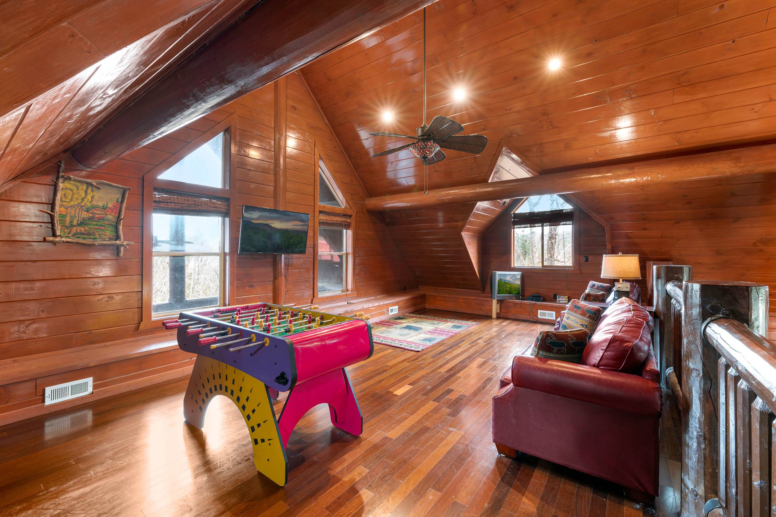 4BR & Game Loft w Hot Tub & Theater, Sleeps 12! 5