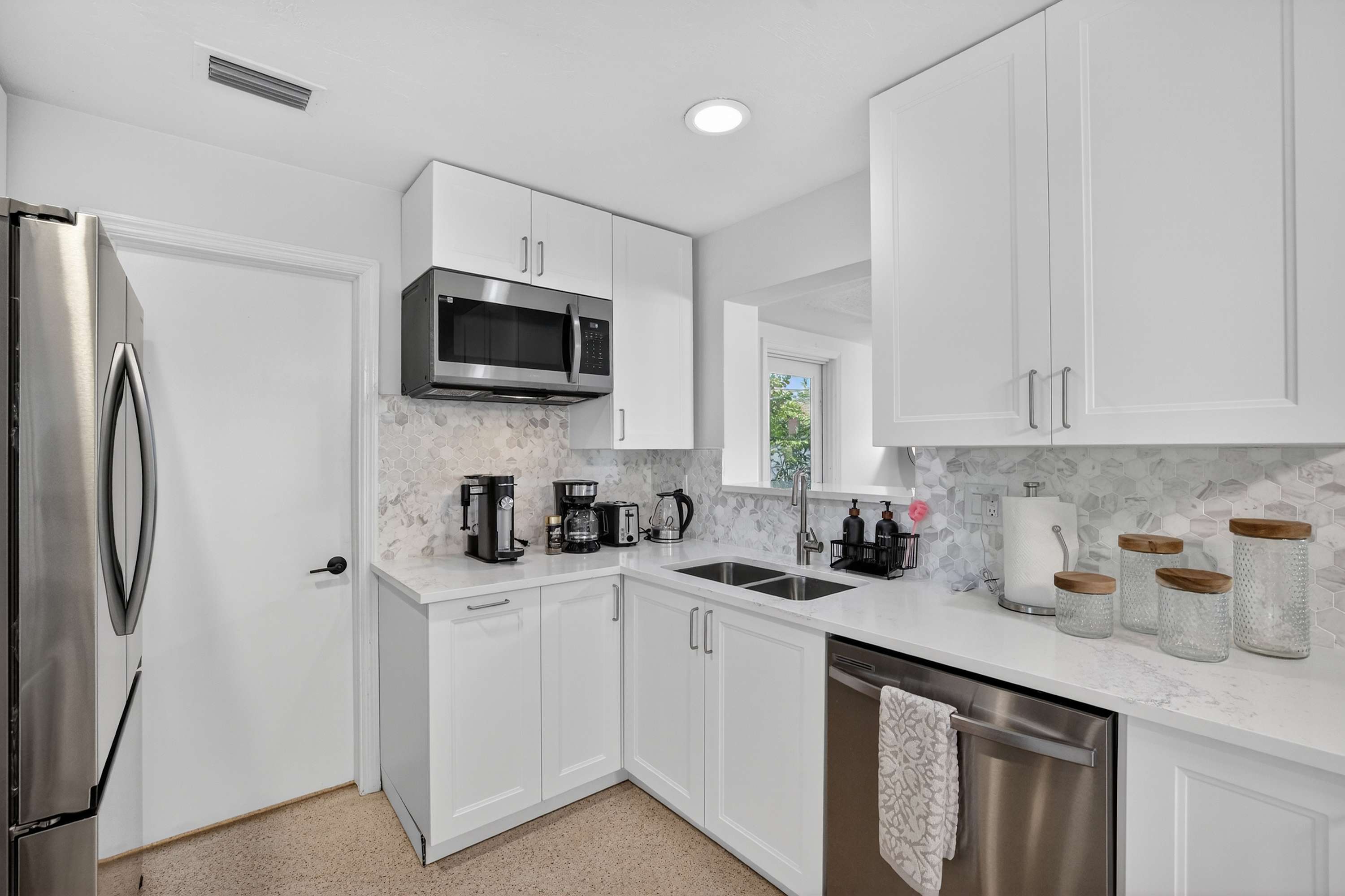 Evergreen Retreat w/ Private Pool • 5 Min Beach 7