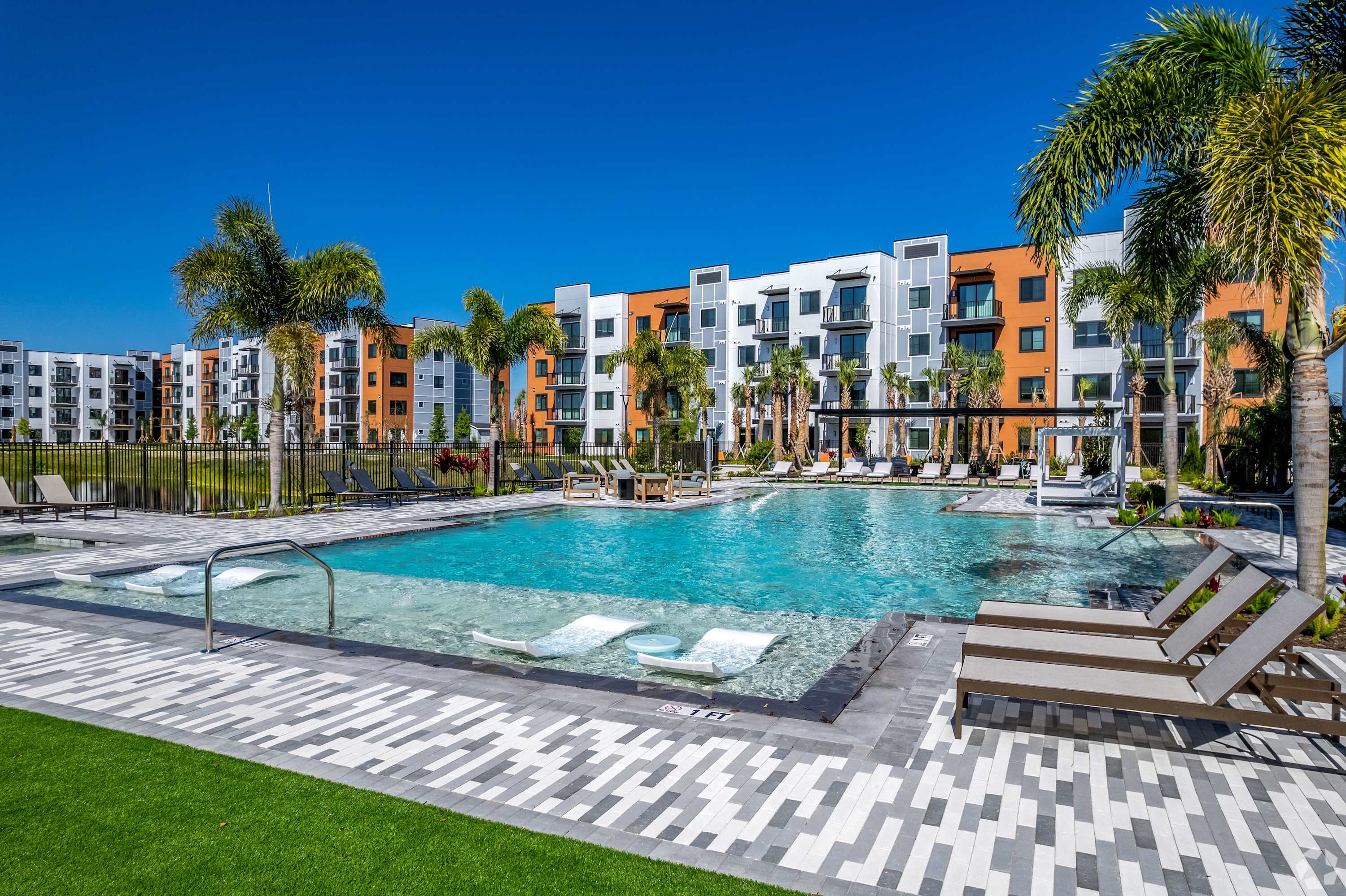 Luxury 1st Floor 2 BR Lakewood Ranch, Water Views