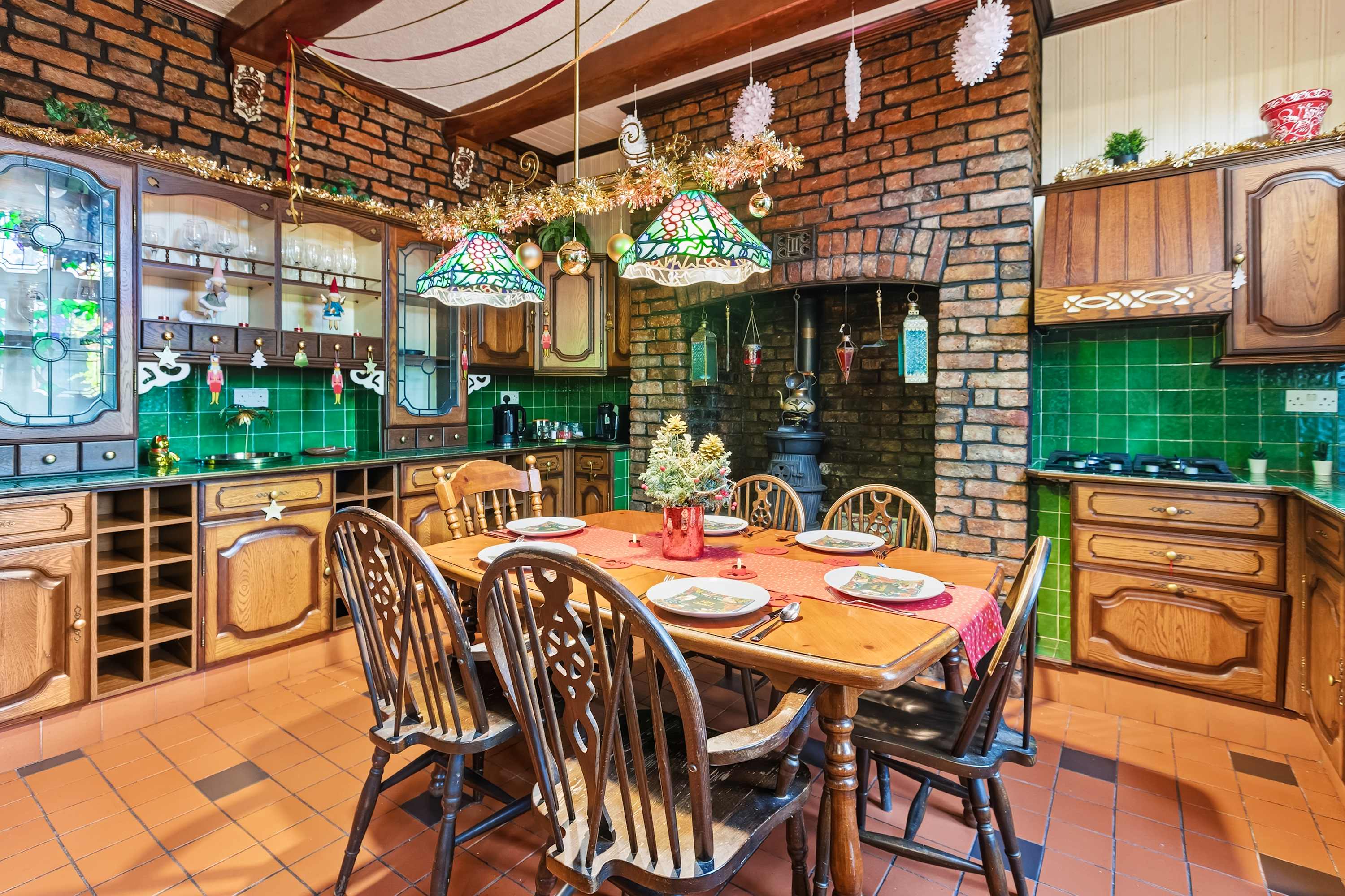 Spacious 220sqm House • 10-min Dr City Ctr/Heaton in 4 Kingscliffe Street M9 4PG - Property image 4 - VivreStays